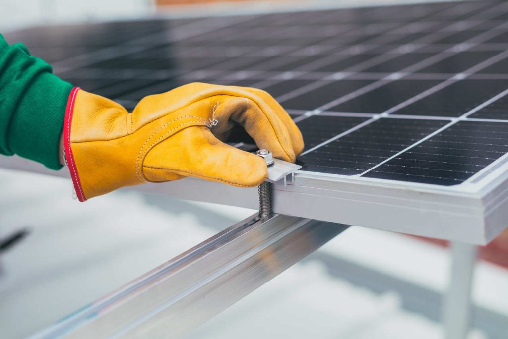 découvrez les inconvénients des panneaux solaires, notamment leur coût d'installation, l'impact environnemental de la fabrication, l'intermittence de la production d'énergie et les besoins d'entretien, afin de prendre une décision éclairée sur votre transition énergétique.