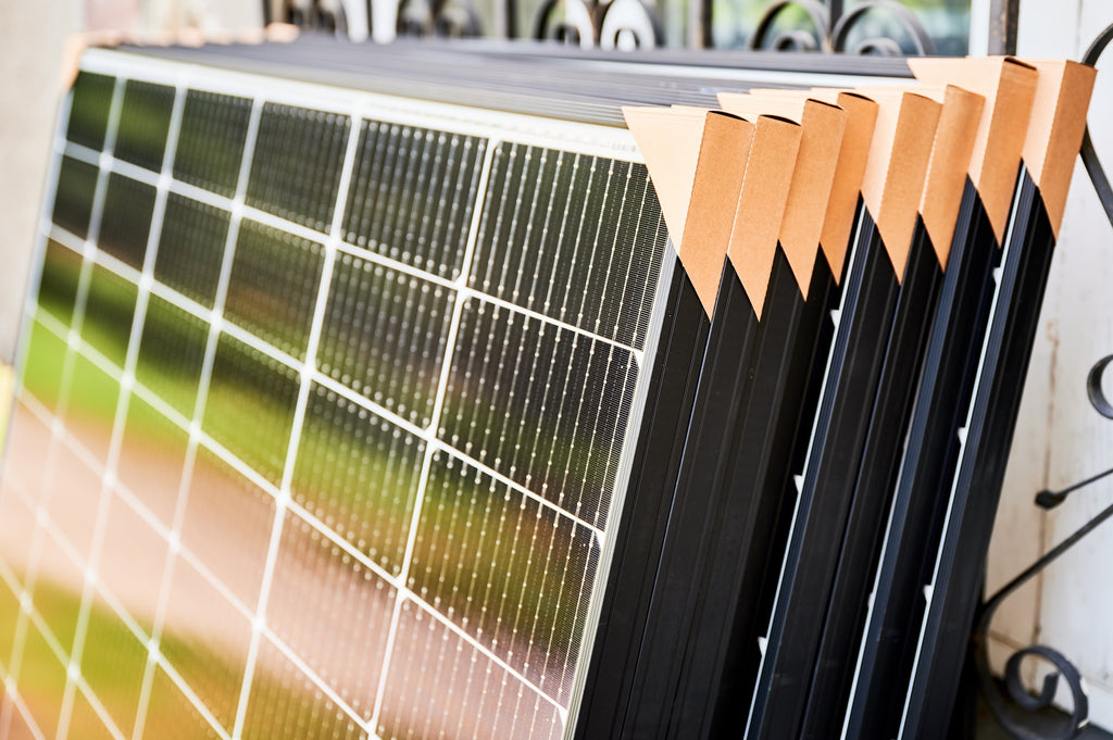 découvrez les différents matériaux utilisés dans la fabrication des panneaux solaires, leur impact sur l'efficacité énergétique, et comment choisir le modèle idéal pour votre installation photovoltaïque.