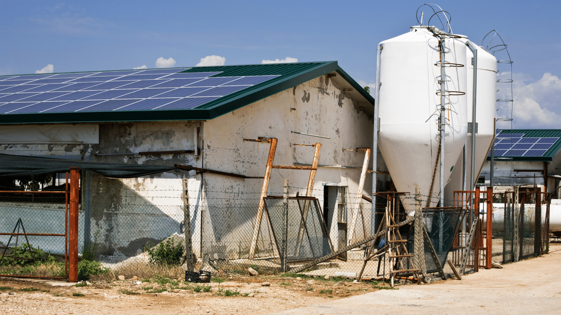 découvrez les normes de sécurité essentielles pour l'installation et l'utilisation des panneaux photovoltaïques. assurez-vous que votre système solaire respecte les réglementations en vigueur pour garantir sécurité et performance.