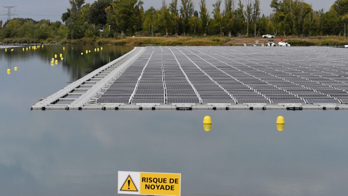 découvrez les panneaux solaires aquatiques, une solution innovante pour produire de l'énergie renouvelable tout en économisant de l'espace. idéaux pour les plans d'eau, ces panneaux optimisent la captation solaire et minimisent l'évaporation. optez pour une alternative écologique et performante !