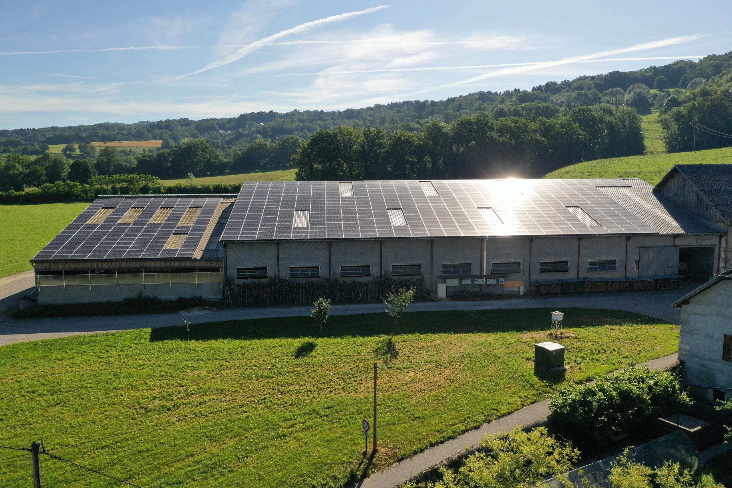 découvrez l'impact de l'énergie grise des panneaux solaires sur l'environnement. analysez les coûts énergétiques cachés liés à leur fabrication et leur recyclage, et apprenez comment optimiser l'utilisation de l'énergie renouvelable tout en minimisant l'empreinte écologique.