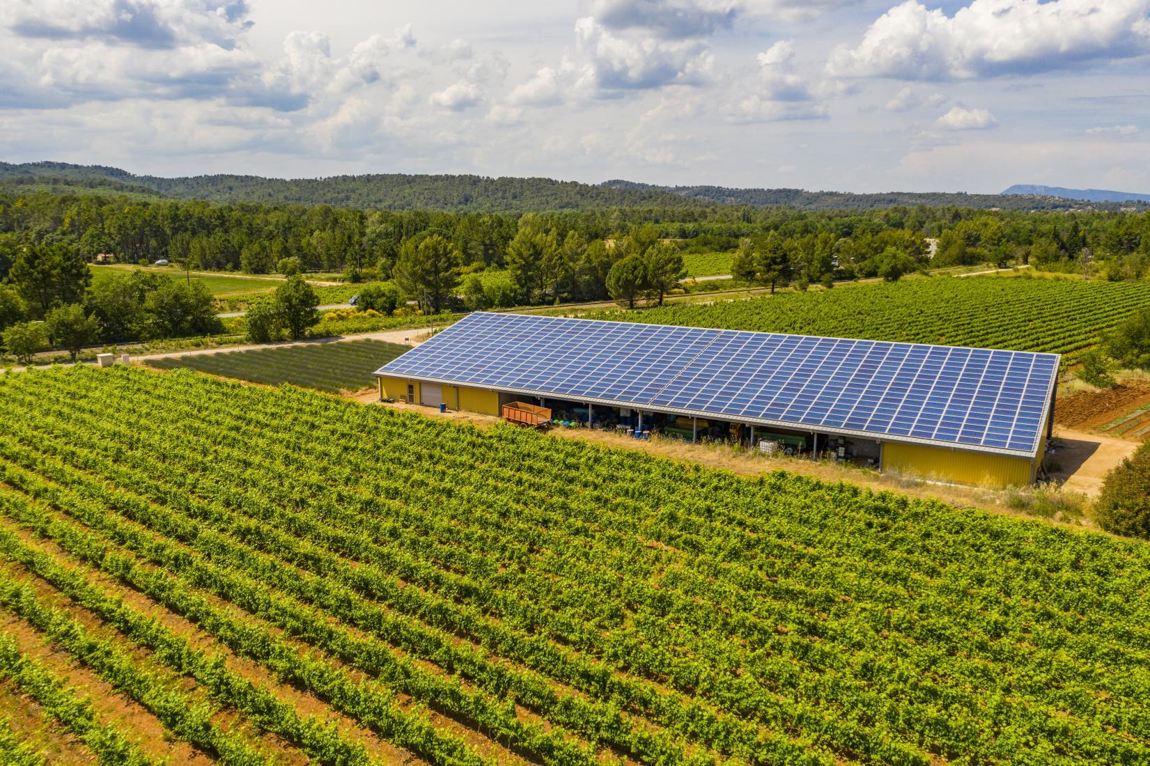 découvrez comment les panneaux solaires agricoles peuvent transformer votre exploitation, en réduisant vos factures d'énergie et en contribuant à la durabilité environnementale. optimisez votre production tout en investissant dans l'avenir vert de l'agriculture.