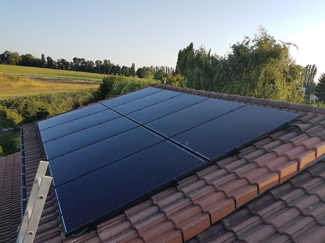 découvrez les avantages des panneaux solaires sur toit noir : esthétique moderne, absorption optimale de la chaleur, et rendement énergétique élevé. transformez votre toit en une source d'énergie renouvelable tout en améliorant l'apparence de votre maison.
