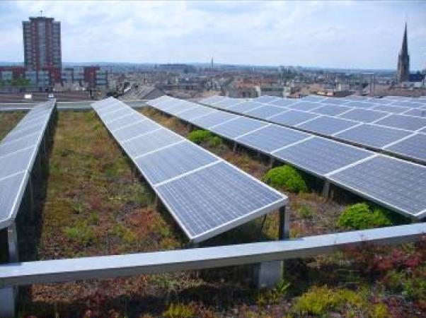 découvrez comment les toitures solaires transforment votre maison en source d'énergie renouvelable. explorez les avantages économiques et environnementaux de l'énergie solaire et optez pour un avenir durable.
