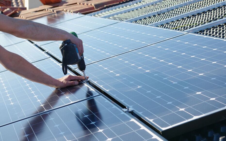 découvrez les arnaques courantes liées aux panneaux solaires et apprenez à les éviter. informez-vous sur les signes d'escroquerie et comment choisir des solutions d'énergie renouvelable fiables.