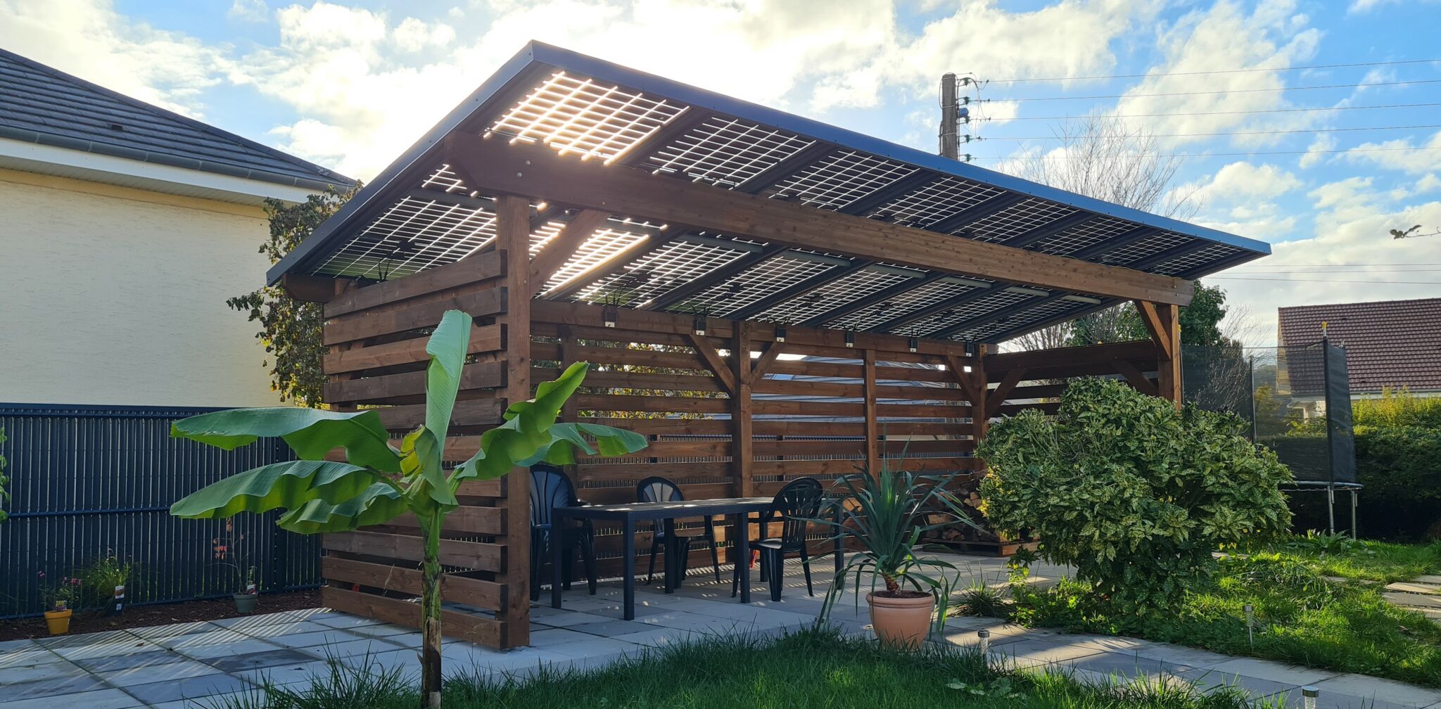 découvrez l'abri solaire, la solution idéale pour profiter de votre espace extérieur tout en étant à l'abri du soleil. conçu pour allier confort et esthétisme, cet abri est parfait pour vos moments de détente, repas en plein air ou vos activités familiales. protégez-vous des rayons uv tout en ajoutant une touche moderne à votre jardin.