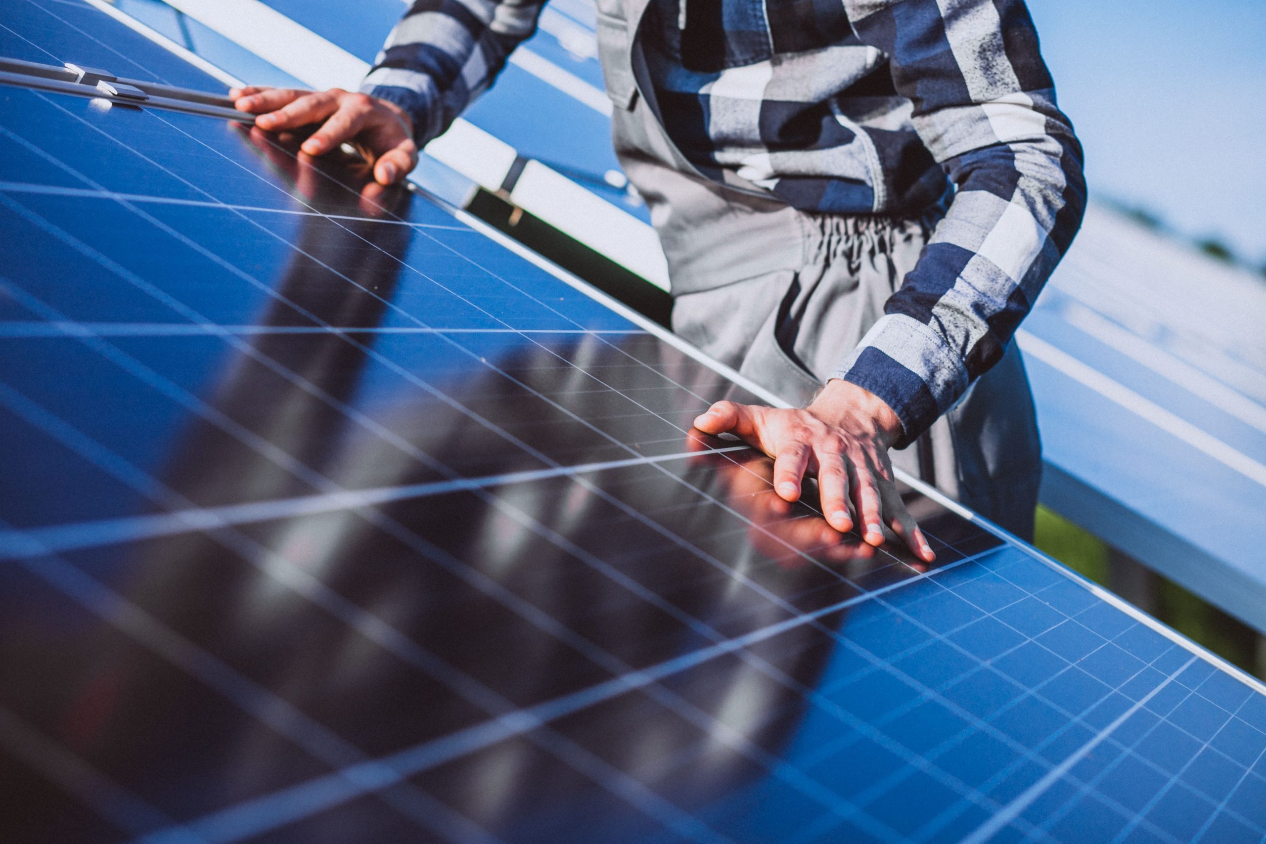 avantages-panneau-solaire-5-scaled Pourquoi adopter le panneau solaire photovoltaïque pour optimiser votre consommation d'énergie
