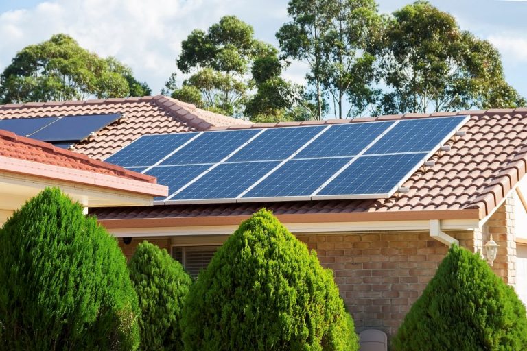 avantages-panneaux-solaires-300 Les avantages des panneaux solaires photovoltaïques feurs pour votre entreprise