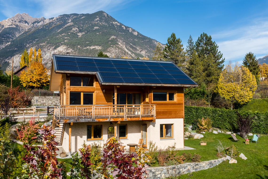 chalet-solaire-3 chalet en bois avec panneau solaire