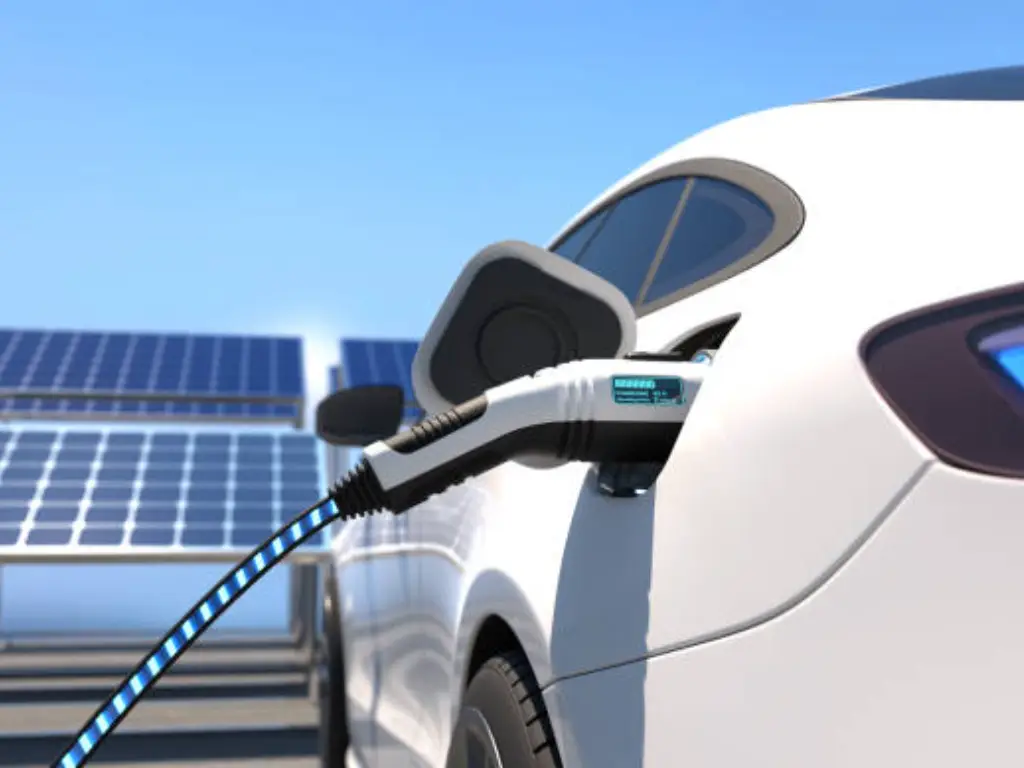 chargement-solaire-ev charger sa voiture electrique avec des panneau solaire