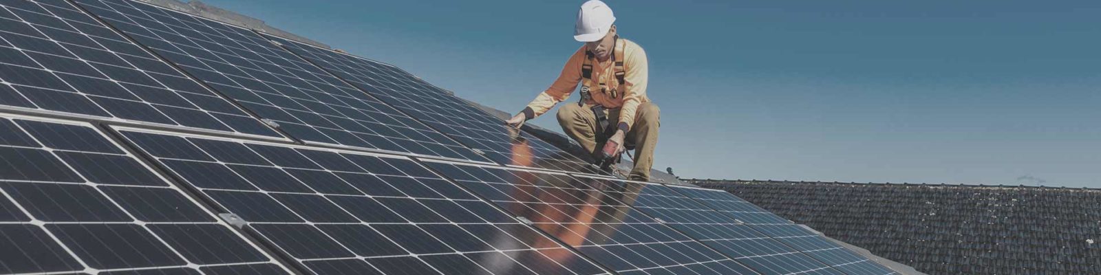 découvrez comment installer des panneaux solaires efficacement pour optimiser votre production d'énergie renouvelable. suivez notre guide étape par étape pour rendre votre maison plus éco-responsable et réduire vos factures d'électricité.