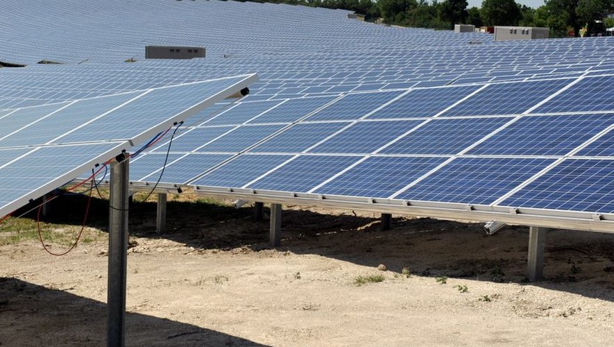 découvrez notre cours complet sur les panneaux solaires : apprenez les principes de fonctionnement, les étapes d'installation et les avantages écologiques et économiques de l'énergie solaire. idéal pour les débutants et les passionnés d'énergie renouvelable.
