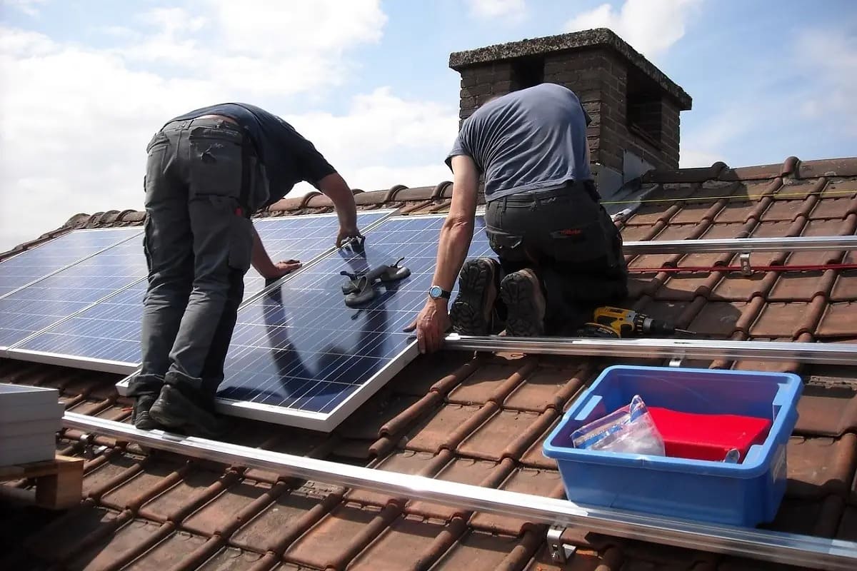 découvrez les coûts associés au dépannage des systèmes photovoltaïques. informez-vous sur les tarifs, les services proposés et les conseils pour optimiser l'entretien de vos panneaux solaires.