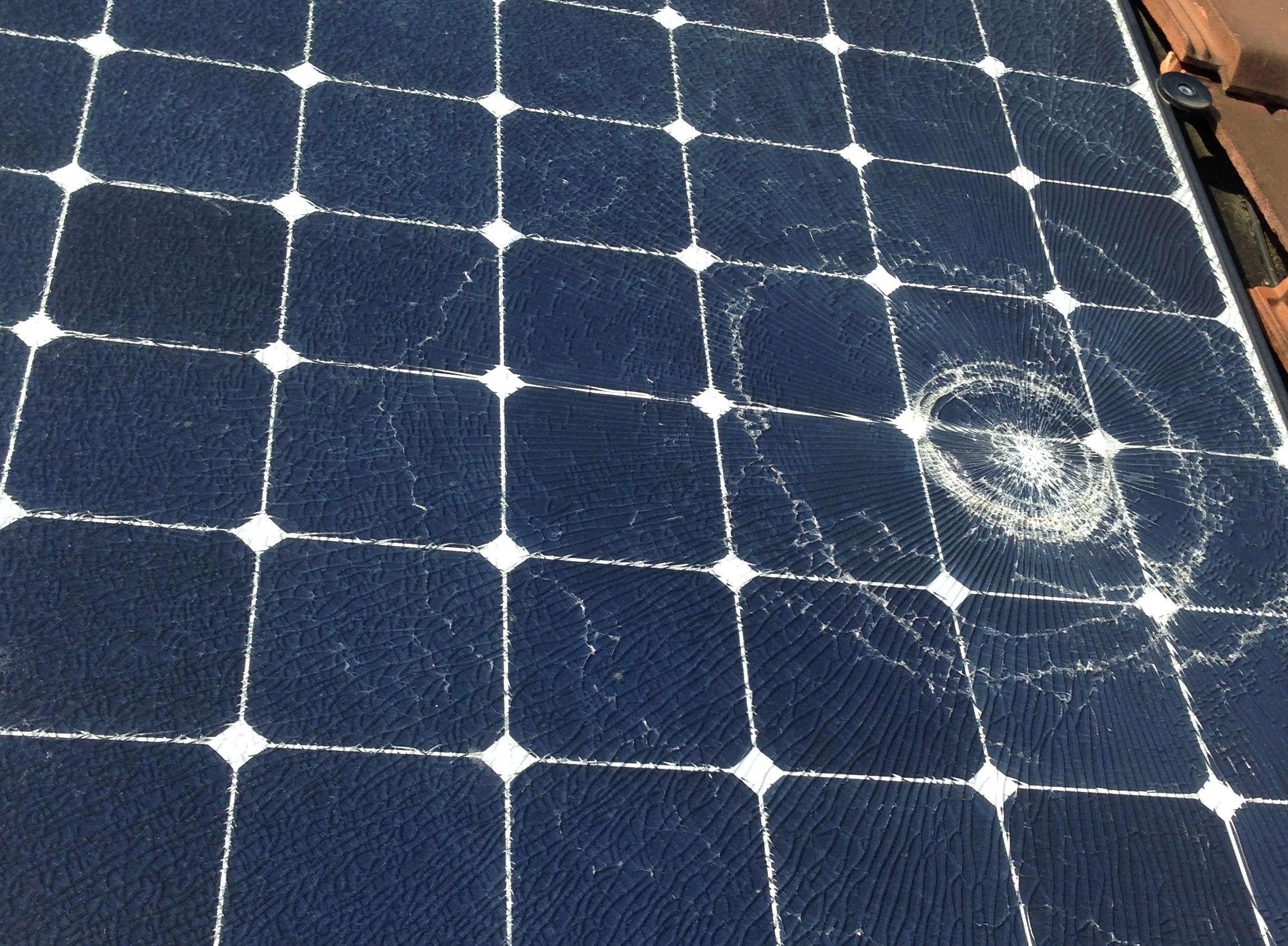 dommages-panneaux-solaires-grele Les panneaux solaires photovoltaïques : comment gérer les dommages causés par la grêle ?