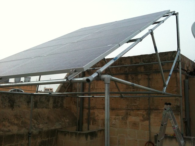 découvrez comment fabriquer un panneau solaire chez vous avec des matériaux accessibles et des instructions simples. apprenez les étapes nécessaires pour convertir la lumière du soleil en énergie propre et durable, tout en réduisant votre empreinte carbone.