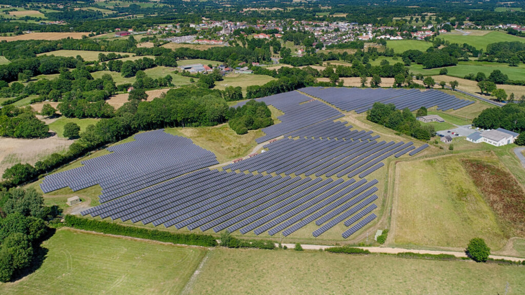 découvrez notre ferme solaire, un projet innovant et durable qui exploite l'énergie du soleil pour produire de l'électricité verte. engagement envers l'environnement et réduction de l'empreinte carbone, notre installation contribue à un avenir énergétique responsable.