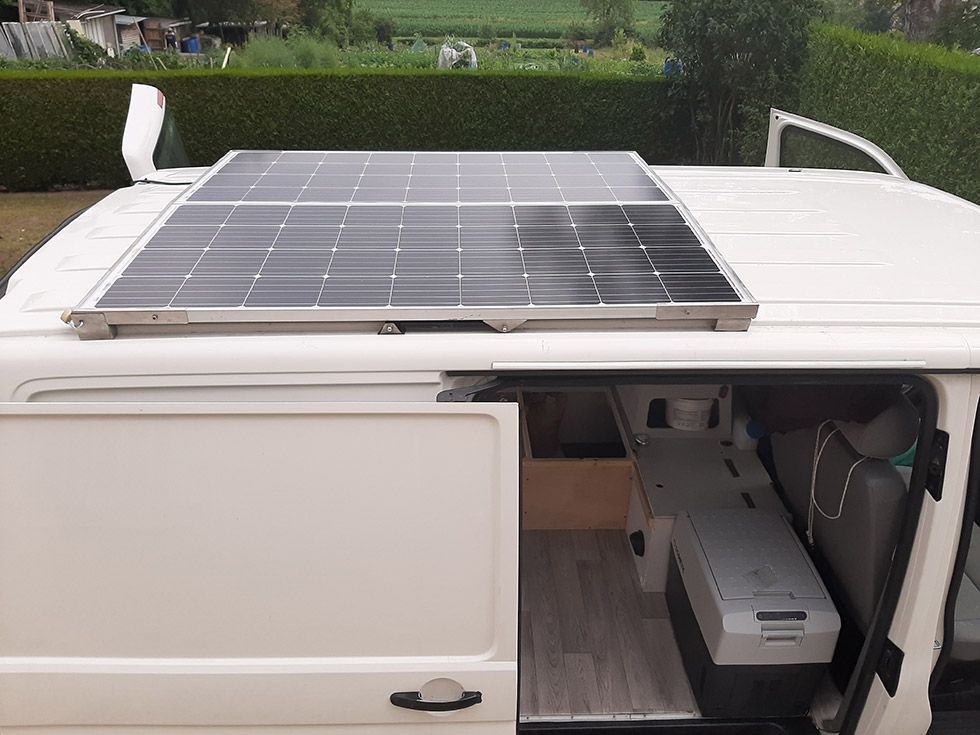 fixation-panneau-solaire-fourgon-1 comment fixer un panneau solaire sur un fourgon