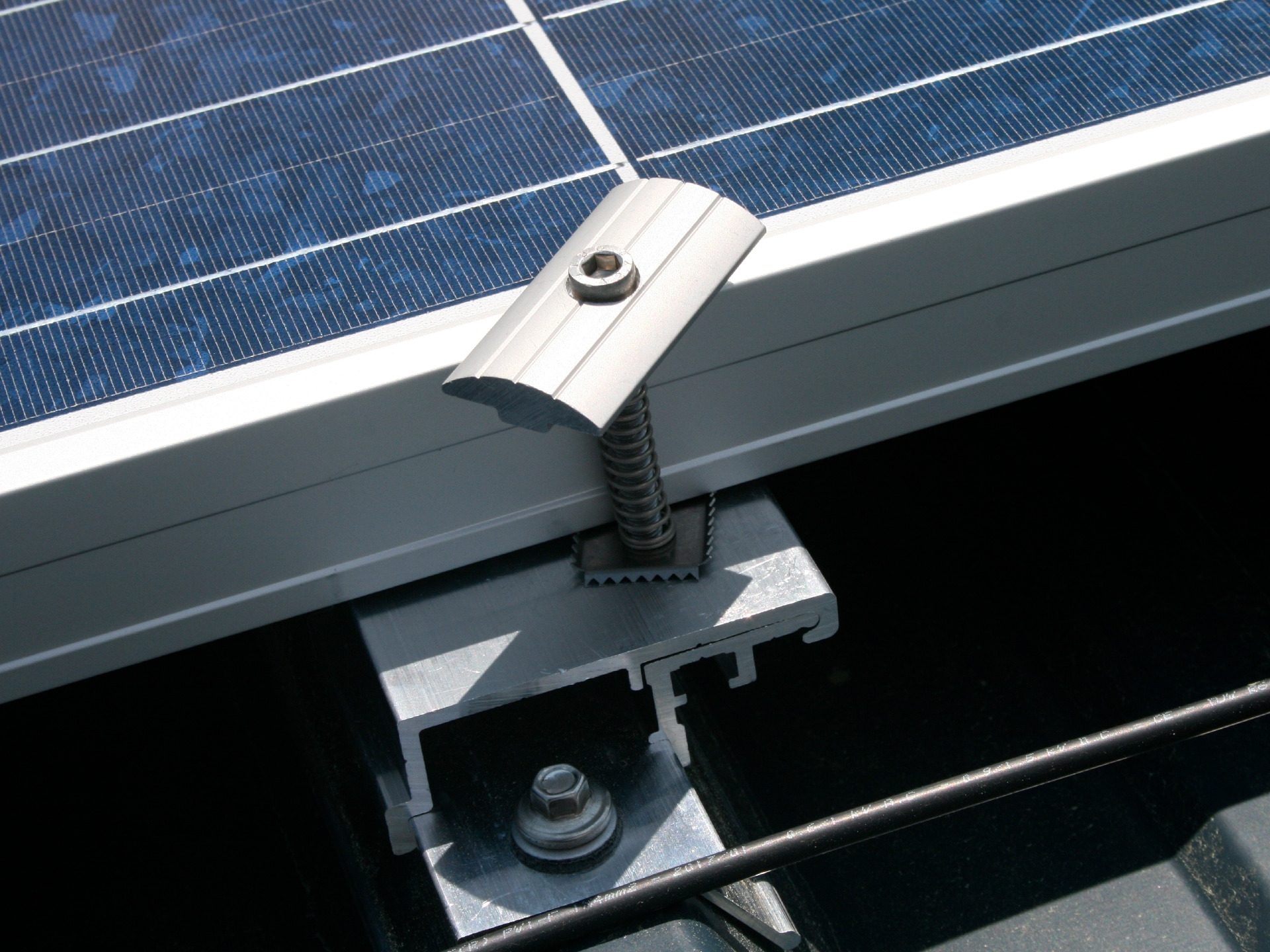 fixation-panneau-solaire-tole fixation panneau solaire sur tole ondulée