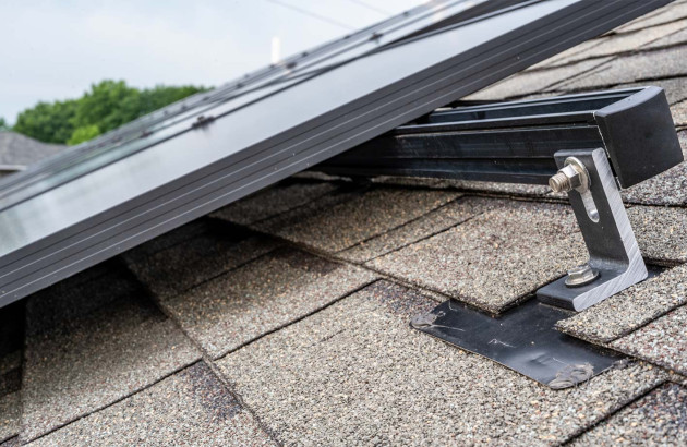 fixer-panneau-solaire-ardoise-2 comment fixer panneau solaire sur toiture ardoise