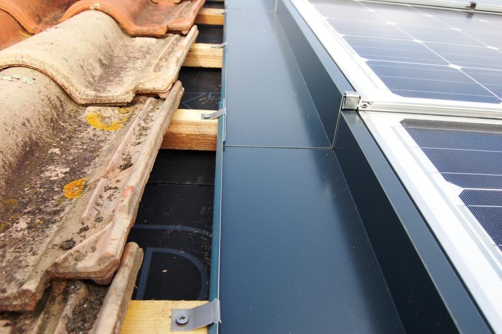 guide-fixation-panneaux-solaires-1 Fixation efficace des panneaux solaires au sol : guide complet