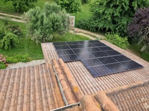 découvrez notre service d'installateur photovoltaïque en gironde, spécialisé dans l'installation de panneaux solaires de haute qualité. profitez d'une énergie renouvelable et d'économies sur vos factures d'électricité grâce à notre expertise locale.
