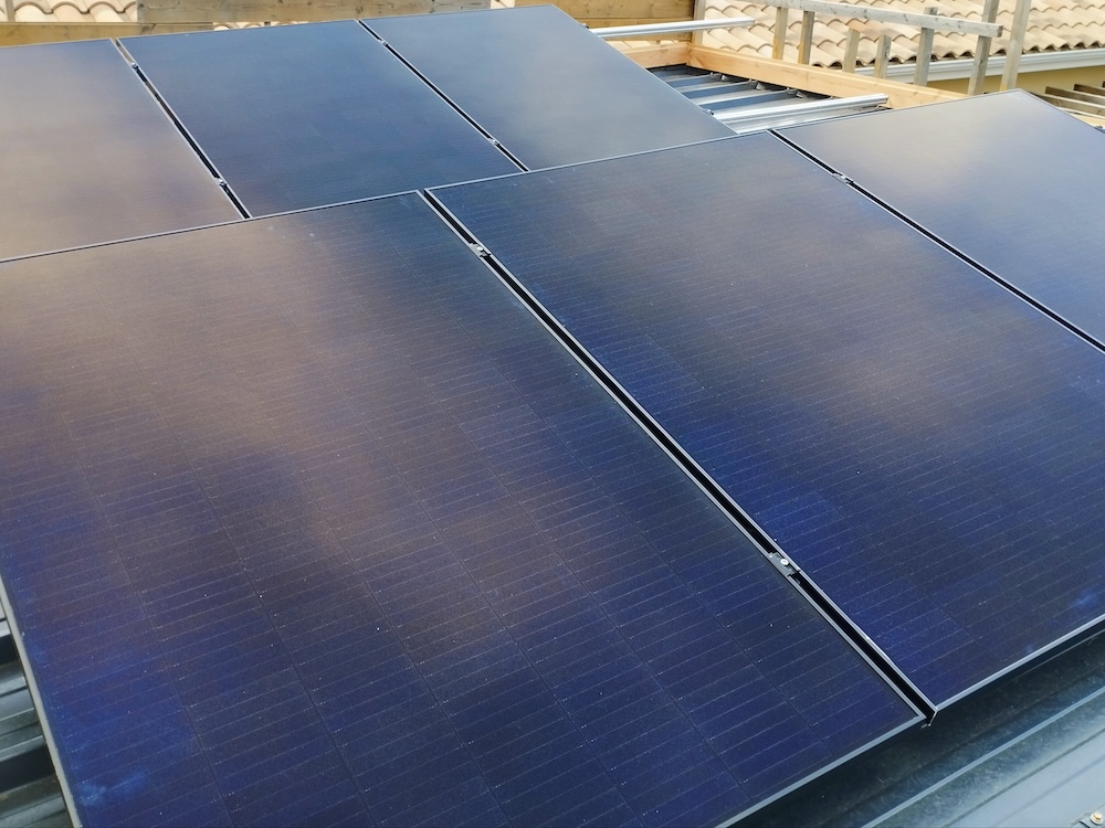 découvrez comment installer des panneaux solaires sur un toit plat pour maximiser votre production d'énergie renouvelable. optimisez l'espace de votre toiture et réduisez vos factures d'électricité avec des solutions durables et efficaces.