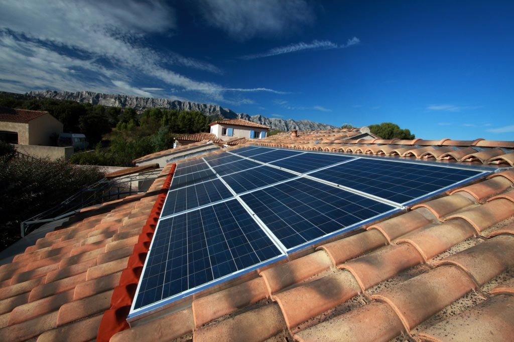 integration-panneaux-solaires-1 Comment les nouvelles technologies améliorent-elles l'intégration des panneaux solaires dans l'architecture ?