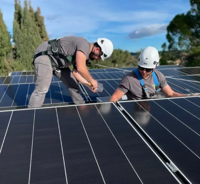 journee-installateur-panneaux-solaires Comment se passe une journée typique pour un installateur de panneaux solaires ?