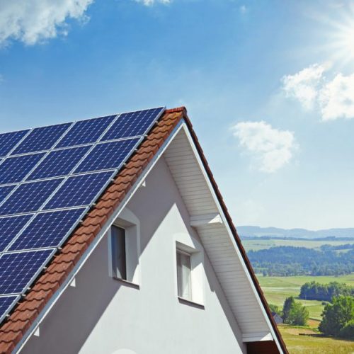 découvrez comment les panneaux solaires résistent aux intempéries, notamment à la grêle, et apprenez les meilleures pratiques pour les protéger afin d'assurer leur efficacité et durabilité.