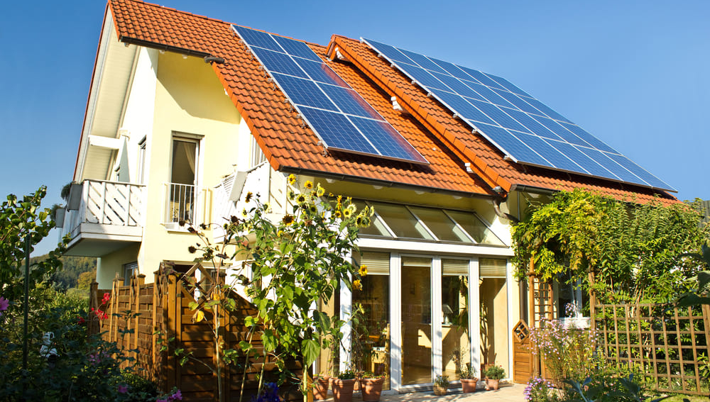 découvrez comment optimiser votre maison grâce à des panneaux photovoltaïques. économisez sur vos factures d'électricité, contribuez à la protection de l'environnement et valorisez votre patrimoine avec des solutions d'énergie renouvelable efficaces et durables.