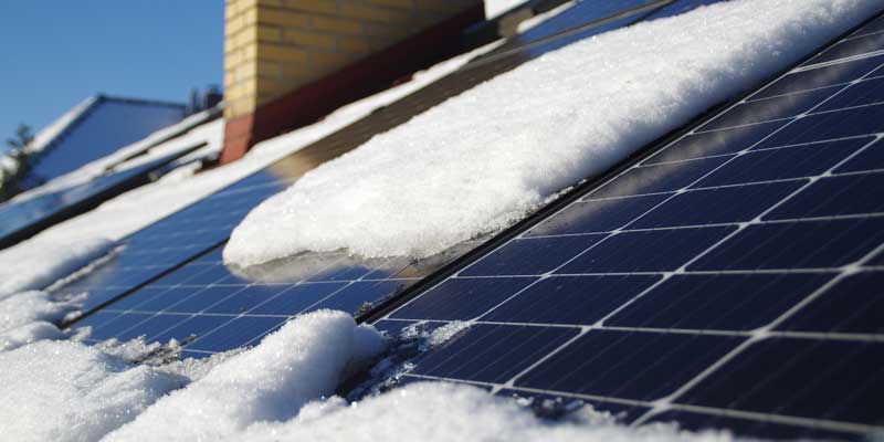 neige-panneaux-solaires comment enlever la neige des panneaux solaires