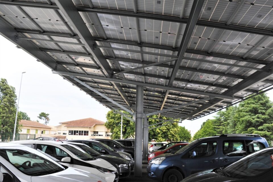découvrez notre sélection d'ombrières solaires, des solutions innovantes pour profiter d'un espace ombragé tout en générant de l'énergie renouvelable. idéales pour les parkings, jardins et espaces publics, nos ombrières allient esthétique et efficacité énergétique.