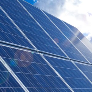 découvrez l'histoire fascinante des panneaux solaires, de leurs débuts timides aux avancées technologiques qui révolutionnent notre manière de produire de l'énergie. plongée dans une évolution durable et innovante.