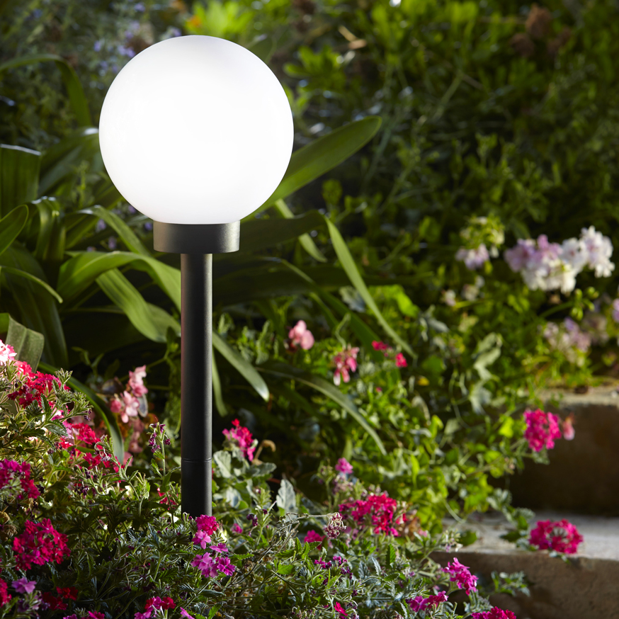 découvrez notre gamme d'éclairage jardin solaire pour illuminer vos espaces extérieurs de manière écologique et économique. apportez une touche magique à votre jardin tout en réduisant votre empreinte carbone grâce à nos solutions d'éclairage autonomes et esthétiques.