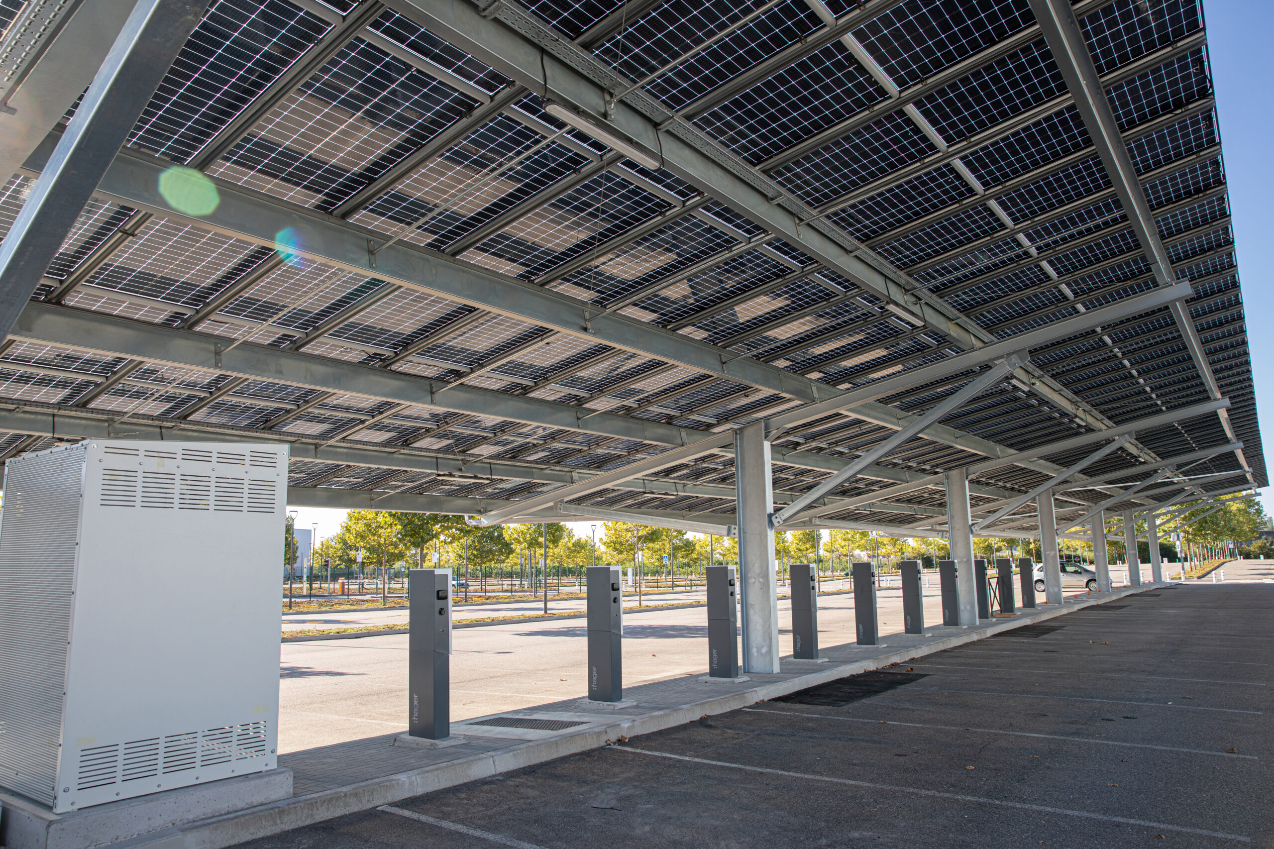 découvrez les avantages des panneaux bifaciaux, une technologie innovante qui maximises la production d'énergie solaire en capturant la lumière des deux côtés. idéaux pour optimiser vos systèmes photovoltaïques, ces panneaux offrent une efficacité accrue et une durabilité exceptionnelle. informez-vous sur leur fonctionnement et leurs applications pour un avenir énergétique durable.