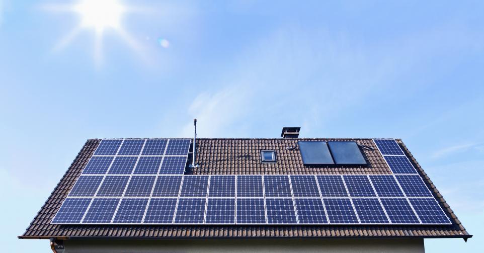 découvrez les avantages des panneaux solaires en wallonie. optimisez votre consommation d'énergie et réduisez vos factures tout en contribuant à la protection de l'environnement. informez-vous sur les subventions disponibles et les installations adaptées à votre maison.
