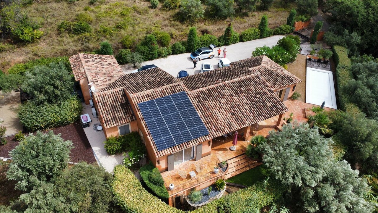 panneaux-photovoltaiques-tuiles-1 pose panneaux photovoltaiques sur tuiles