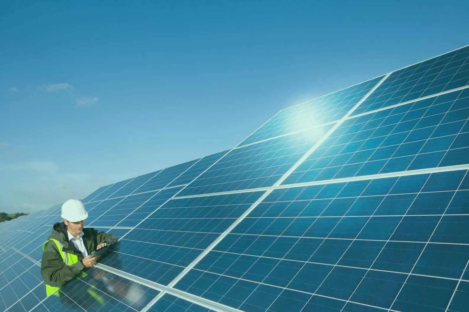 découvrez comment optimiser l'orientation de vos panneaux solaires pour maximiser leur efficacité. apprenez les meilleures pratiques et conseils pour tirer le meilleur parti de votre installation solaire.