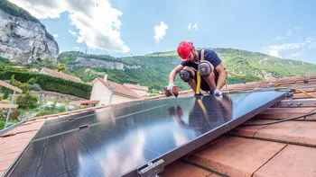 panneaux-solaires-5 Le camp de panneaux solaires photovoltaïques : une solution énergétique durable