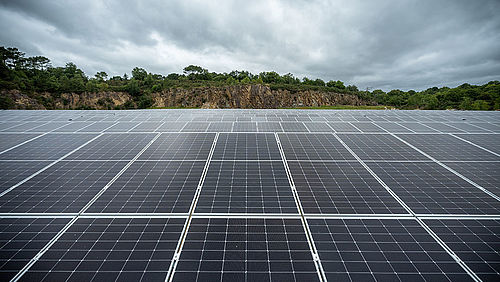 panneaux-solaires-aquatiques Les panneaux solaires sur eaux : une solution innovante pour l'énergie durable