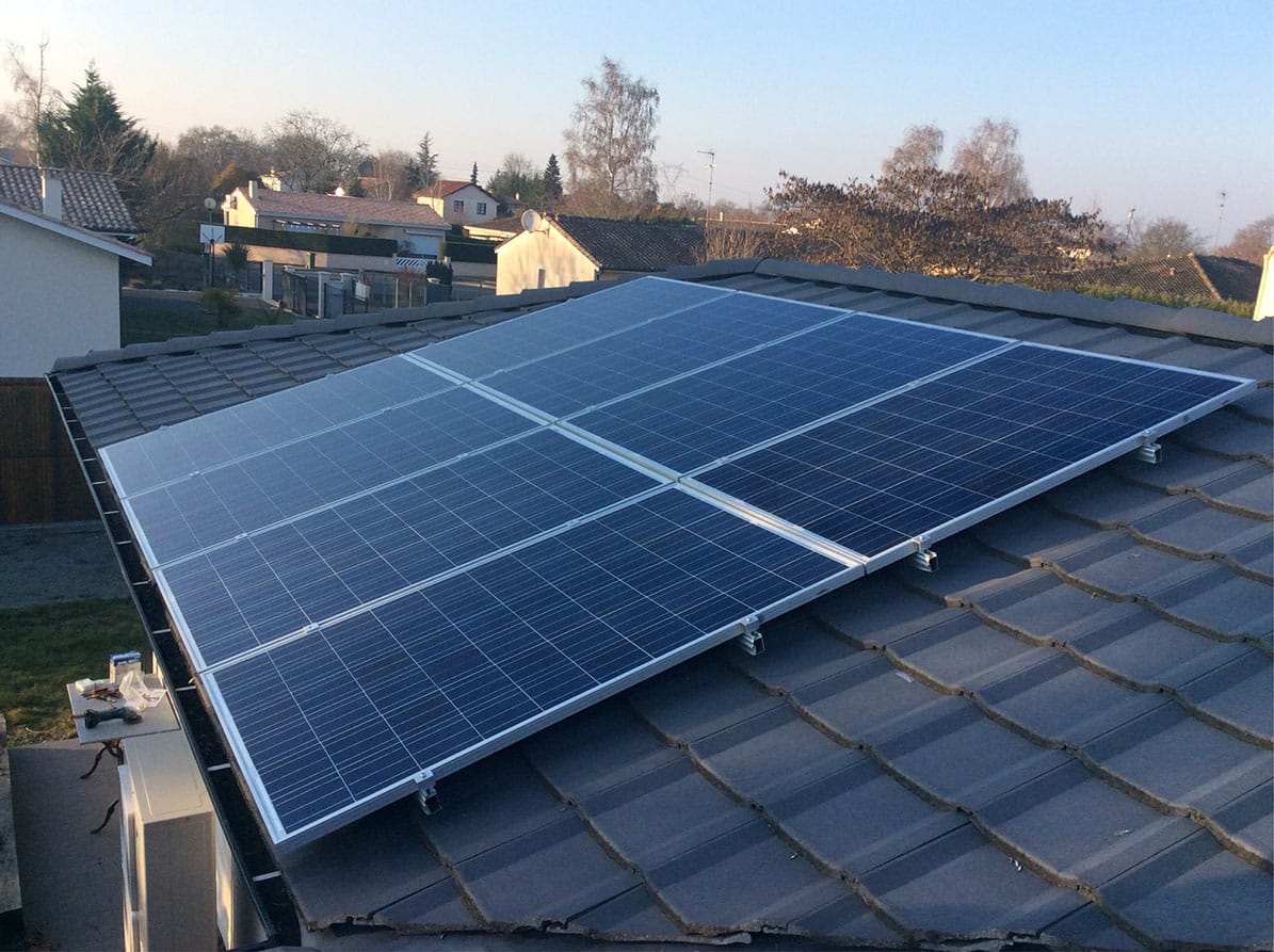 panneaux-solaires-ardoise pose de panneaux solaires sur toiture ardoise