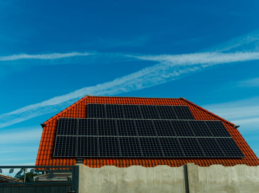 découvrez tout ce qu'il faut savoir sur le coût des panneaux solaires : prix d'installation, économies potentielles, aides disponibles et rentabilité sur le long terme. faites le choix éclairé pour une énergie durable et économique.