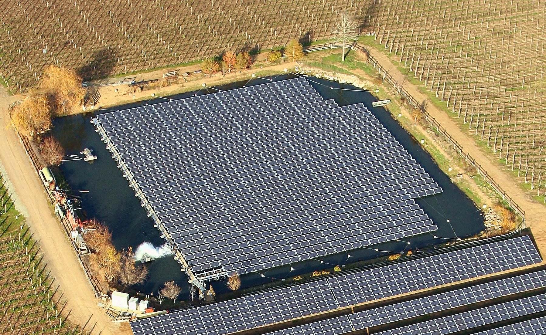 panneaux-solaires-flottants-3 Utiliser des panneaux solaires photovoltaïques sur l'eau : une solution innovante pour l'énergie durable