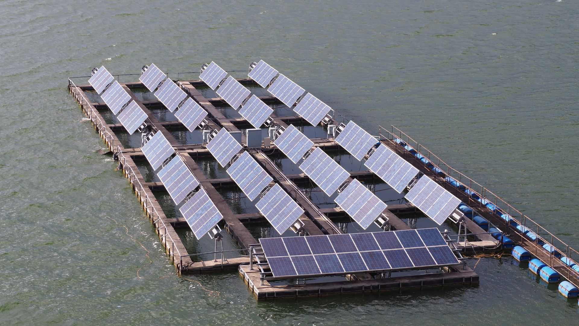 panneaux-solaires-flottants-4 Utiliser des panneaux solaires photovoltaïques sur l'eau : une solution innovante pour l'énergie durable