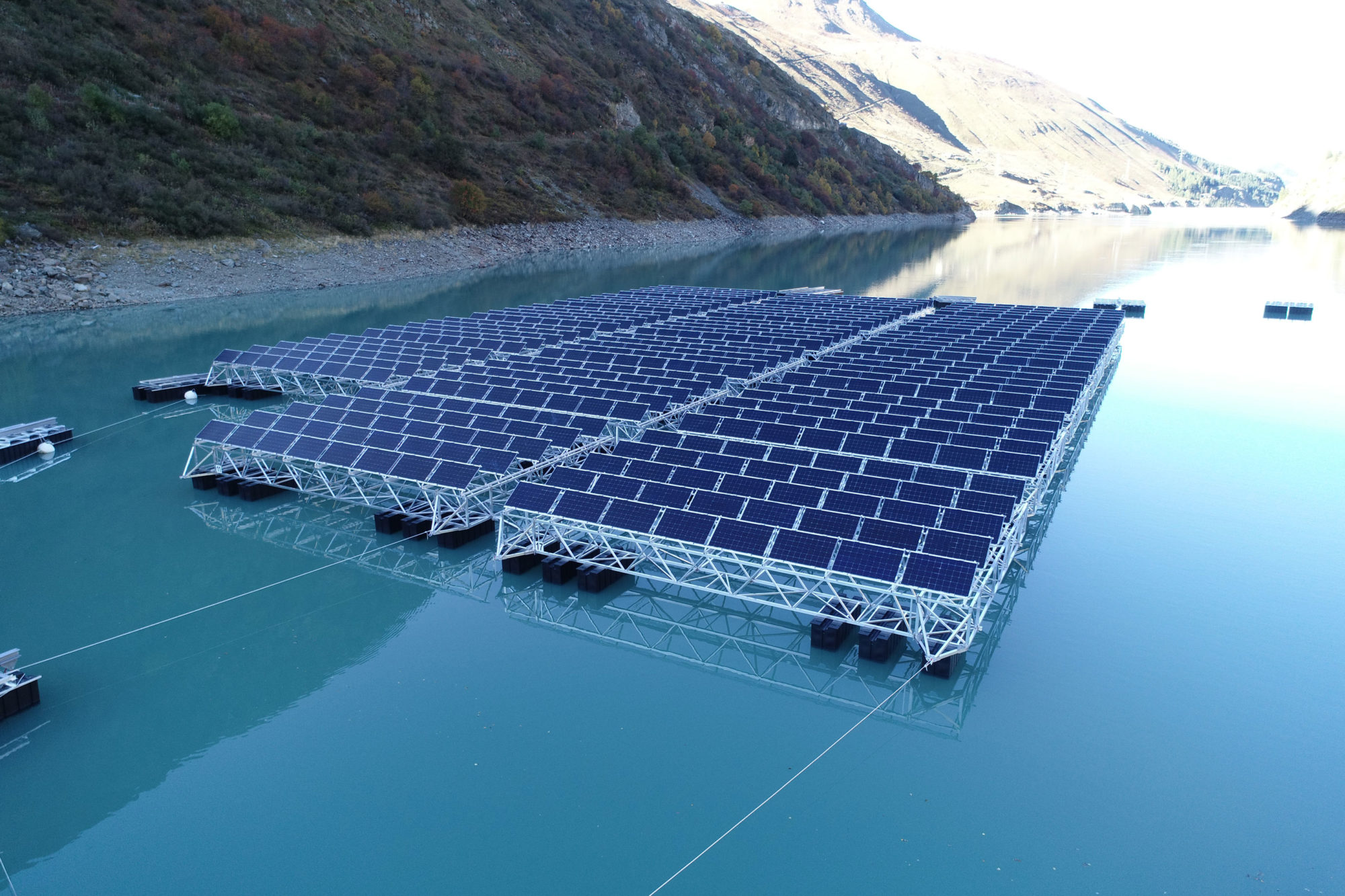 panneaux-solaires-flottants-6 Utiliser des panneaux solaires photovoltaïques sur l'eau : une solution innovante pour l'énergie durable