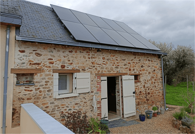panneaux-solaires-maison-2 combien de panneau solaire pour alimenter une maison