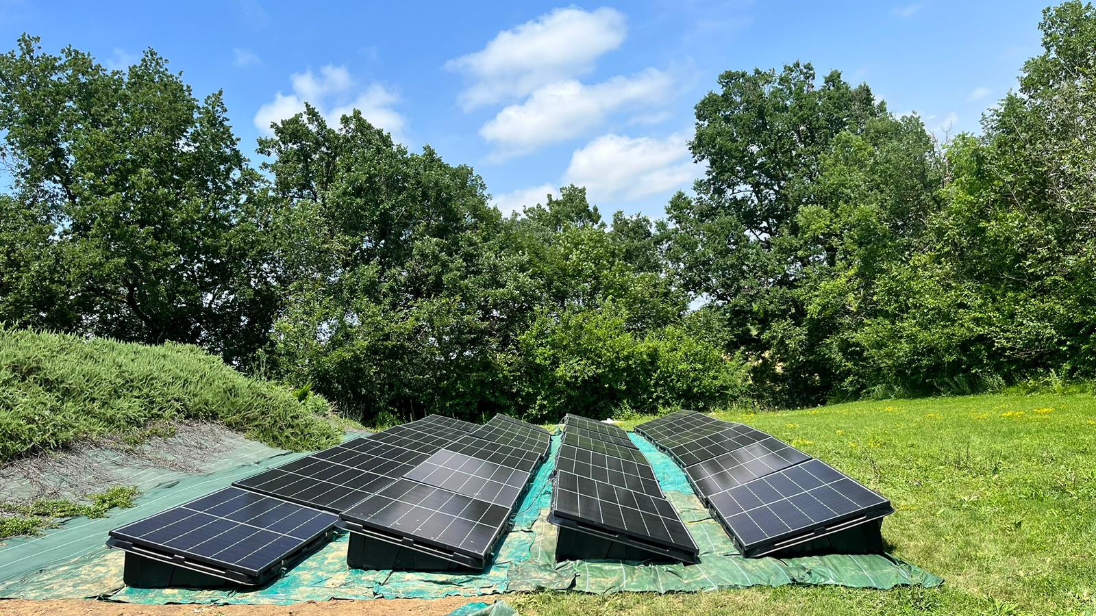 panneaux-solaires-sol-4 Optimiser votre énergie avec des panneaux solaires sans toiture