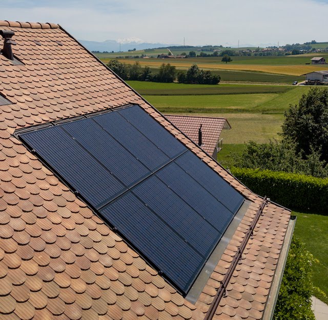 panneaux-solaires-toiture-11 Panneaux solaires photovoltaïques : ardoise ou bac acier, quel choix pour votre toiture ?