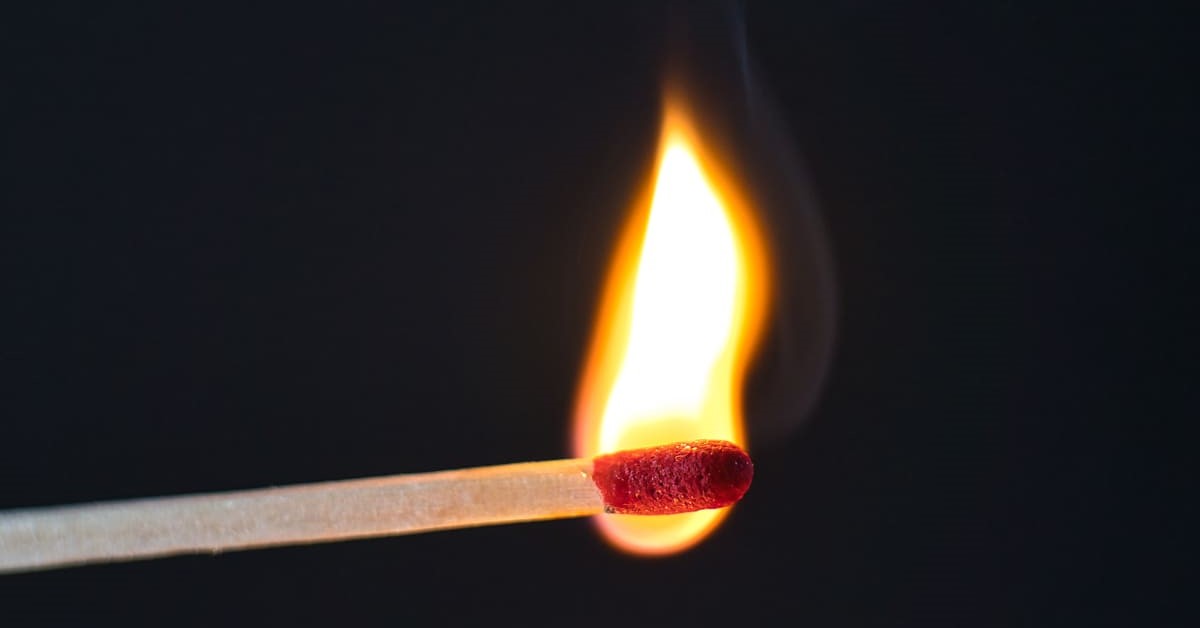 découvrez les risques d'incendie associés aux panneaux photovoltaïques et les mesures de sécurité à adopter pour garantir une installation fiable et sécurisée. informez-vous sur les bonnes pratiques pour minimiser les dangers liés à l'énergie solaire.