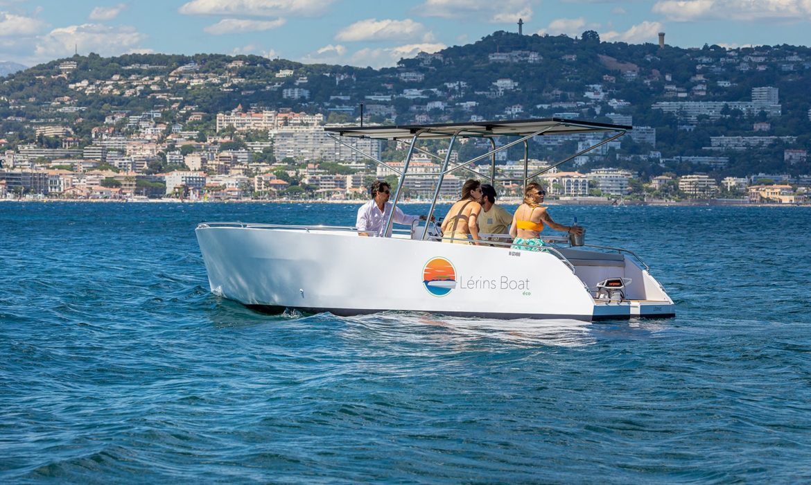 solaire-bateau Des panneaux solaires photovoltaïques pour bateaux : une solution écologique et économique